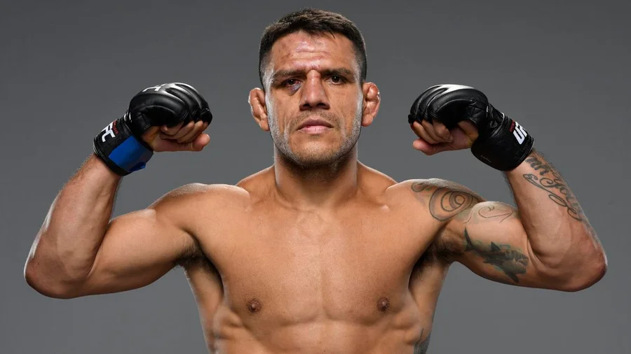 Rafael dos Anjos revine în octagon după o pauză de doi ani la UFC 332.