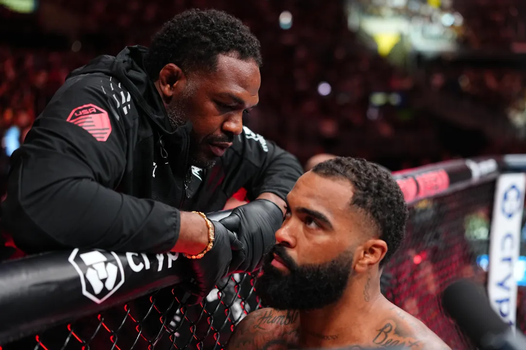 Conflictul istoric dintre fostii colegi de cameră Colby Covington și Jon Jones a reizbucnit cu o violență verbală extremă.